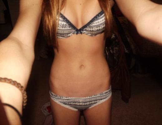 ベイビーフェイス Tumblr の 10 代の少女がブラジャーを披露