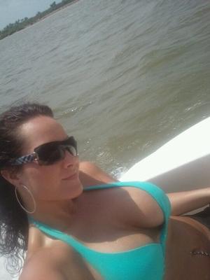 Brunettes en bikini
