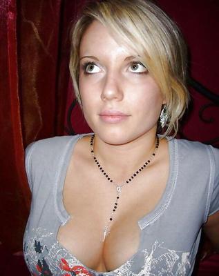 Séance photo blonde aux gros seins