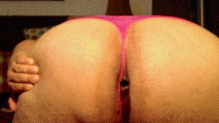 Je me mets un petit gode fait maison dans mon trou du cul !  