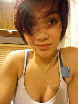 mignonne aux cheveux courts