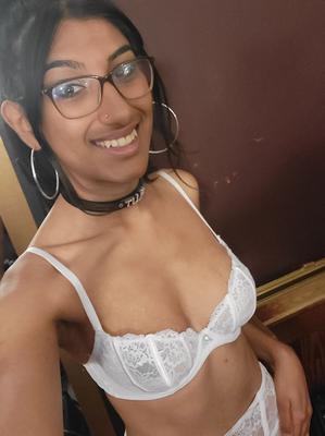 Star du porno indienne britannique et escorte Desi Mouse
