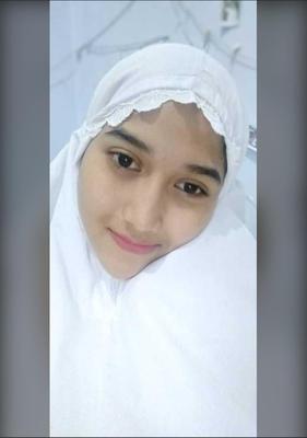 Gros seins hijab portant indonésien