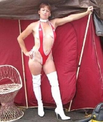 Redhead Hooker en habitaciones de motel baratas