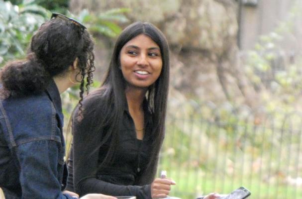 Jolie fille indienne sous un arbre