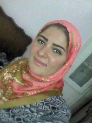vollbusiger ägyptischer Hijabi