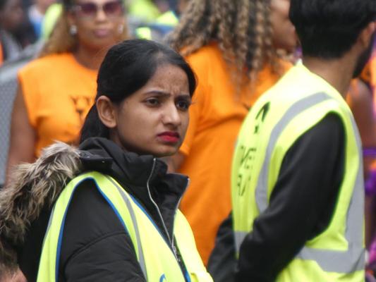 Fille indienne curieuse