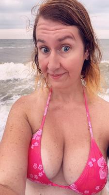 Tabitha: Süße Rothaarige mit großen Titten im Bikini, Dekolleté, Badeanzug