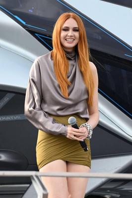 „Red Hot“ Karen Gillan