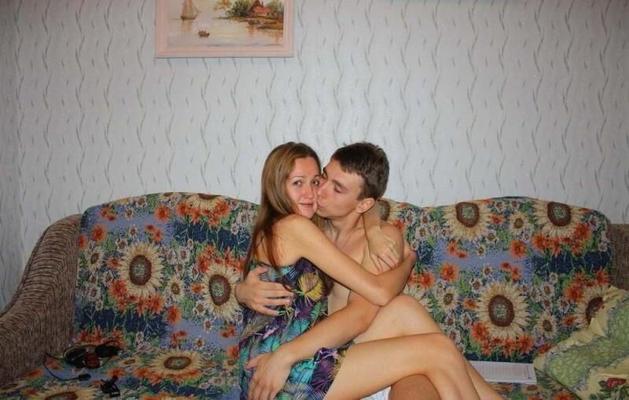 Russische College-Freundinnen machen ehrliche Fotos voneinander