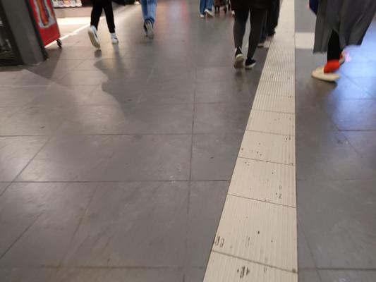 Hijab in auffällig orangefarbenen nassen Socken