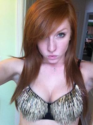 Atriz ruiva mostra o quão grande vagabunda ela pode ser