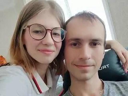 Artem de Perm présente sa petite amie russe aux gros seins