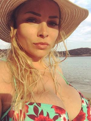 MILF russe enceinte aux gros seins