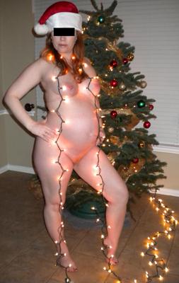 Rothaarige Frau im 6. Monat schwanger, Weihnachten