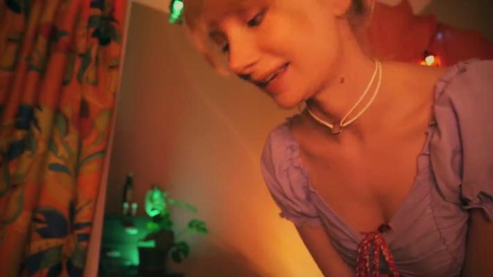 Blue Whispers ASMR Pale Ginger mit einem rauchend heißen Körper.