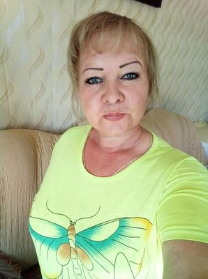 Anastasia, blonde russe mature d'Oulan Ude, montre ses seins