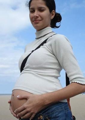 Dame indienne enceinte nue.