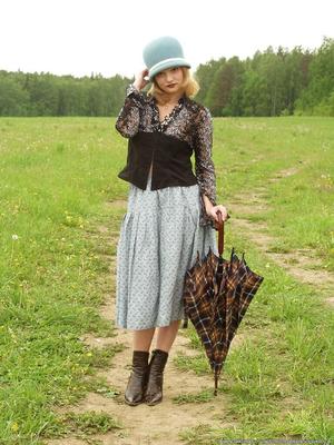 Jeune blonde russe poilue au chapeau bleu