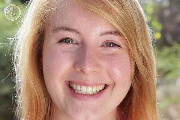 Jeune pro à l'extérieur de Bree poilue