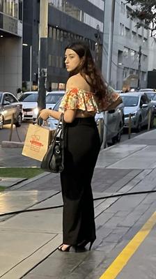 Adolescentes latinas saindo do trabalho Pés caçando