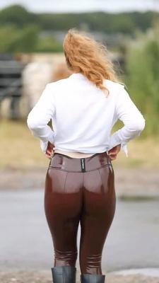Fille aux cheveux roux sexy en leggings en latex