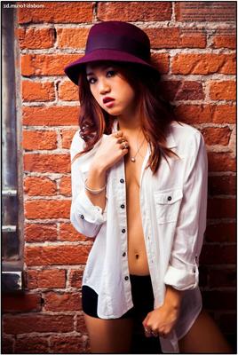 Valyntine. Tu peux garder ton chapeau.
