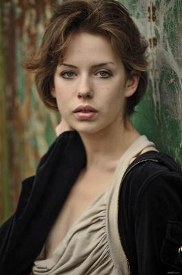 Jeune pro poilue à l'extérieur Emily Windsor alias Bonnie Apricot