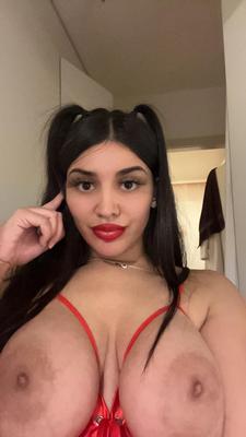 Bimbo arabe à gros seins Alma