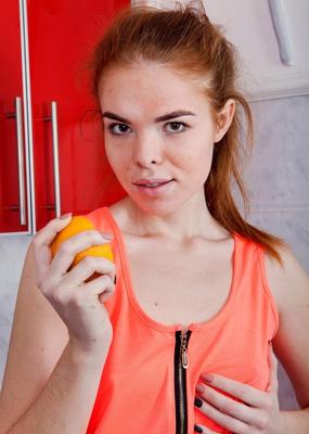 Teen rousse sexy poilue avec de petits seins Ogil Basted