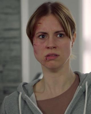 Das hat sie davon wenn sie es nicht freewillig schlucken will