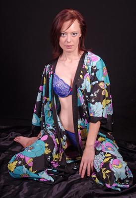 Esclave rousse à genoux en lingerie