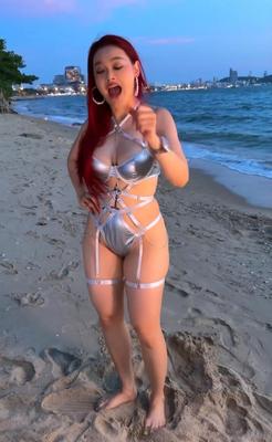 Pinay rousse sur la plage ... commentaires