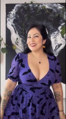 Gros seins pin-up chubby sexy latina goth