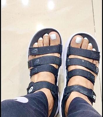Garce ethnique latina salope des pieds de sandale exposés