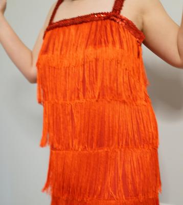 Esposa asiática dançando vestido vintage em peitos pequenos espremidos