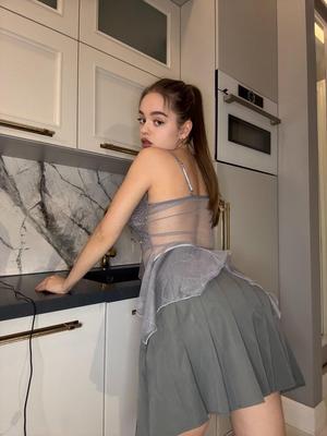 Sexy Russian College Girl Tatyana está buscando polla dura