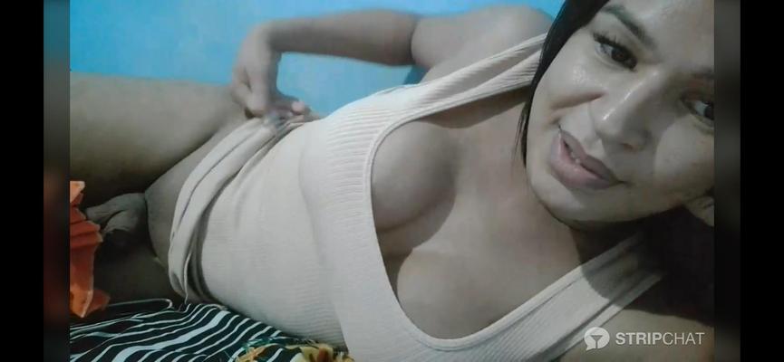 Bottomless Latina shemale in bed