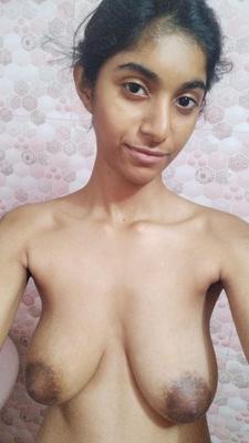 Mulheres indianas comuns com seios maduros