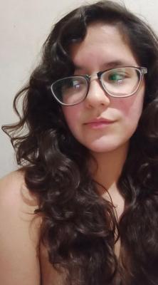 Cette latina adolescente plate et plate