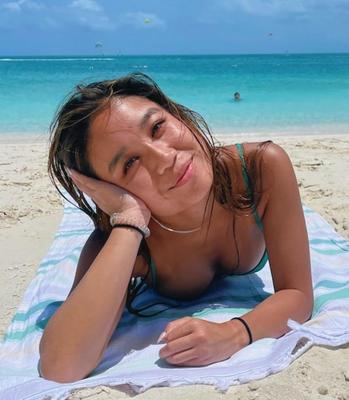Pequeña puta de bikini asiático