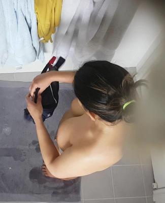 Esposa indiana pega nua por câmera escondida.