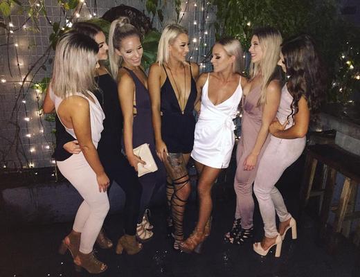 Mezcla de putas universitarias estadounidenses y putas australianas o bimbos