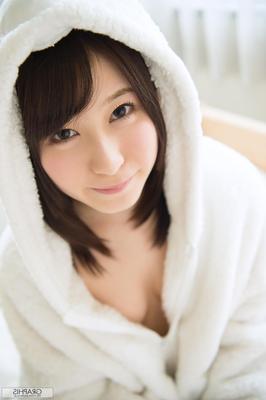 Japanische Schönheiten rinsen ein Bett und ein Badezimmer