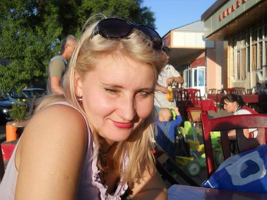 Tatiana russe blonde de Sankt Pétersbourg avec de petits seins