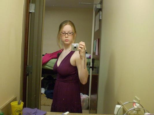 そばかすを持つ赤毛ティーンは彼女の大きなおっぱいを見せびらかします