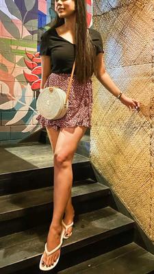 Heiße sexy asiatische Hotwife mit sexy leckeren Beinen und schönen Füßen
