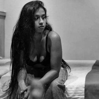 Chesty, la fille indienne effrontée aime montrer ses fesses.