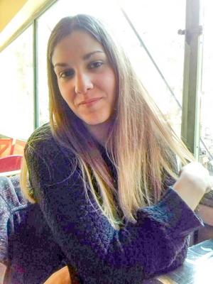 Horny posant GF pour des commentaires sales et des hommages à sperme