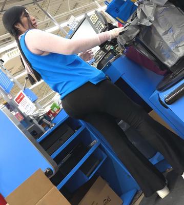 Latina MILF avec Big Ass travaillant chez W Mart